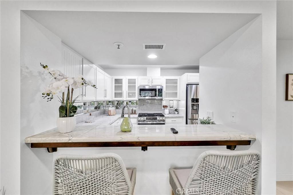 Newport Beach, CA 92663,260 Cagney LN #105
