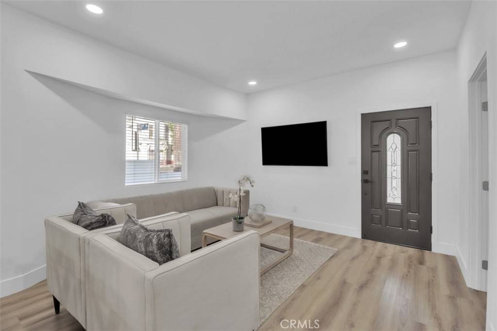 Los Angeles, CA 90065,2697 Merced ST