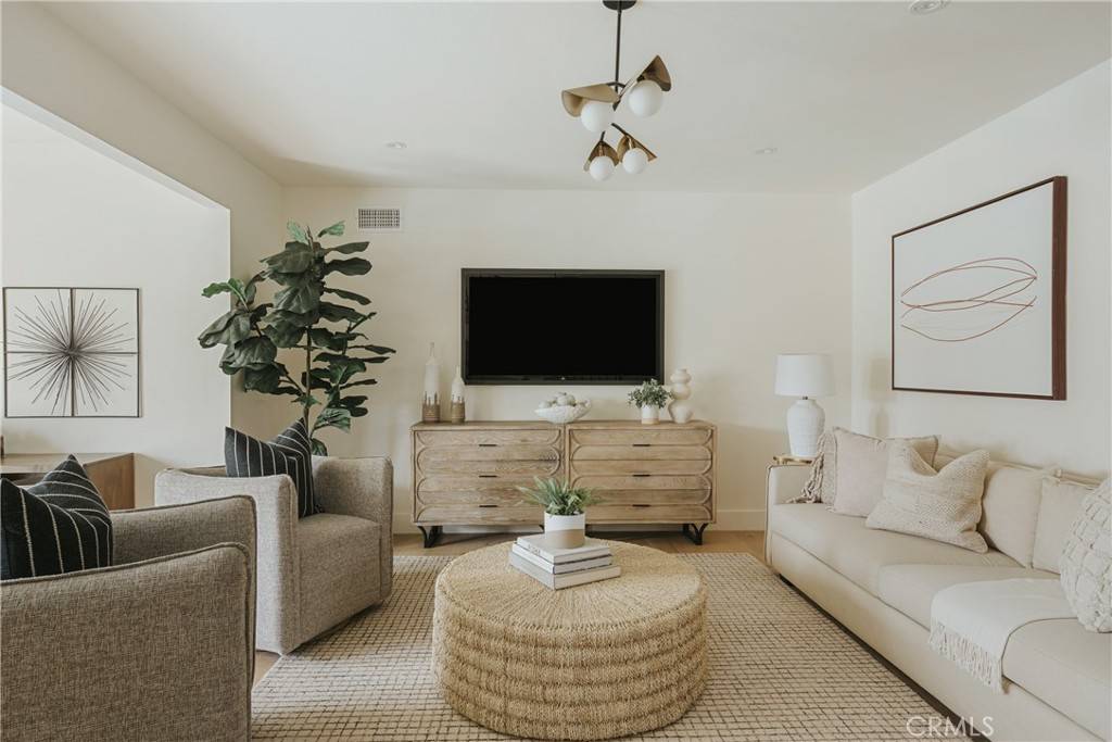 Downey, CA 90242,12024 Parrot