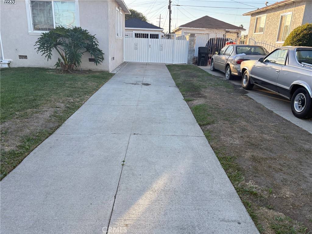 Los Angeles, CA 90059,12233 Compton AVE