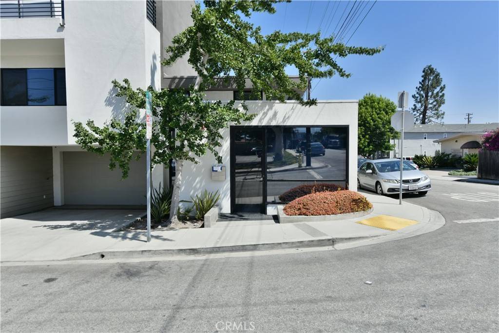 Manhattan Beach, CA 90266,627 Aviation WAY