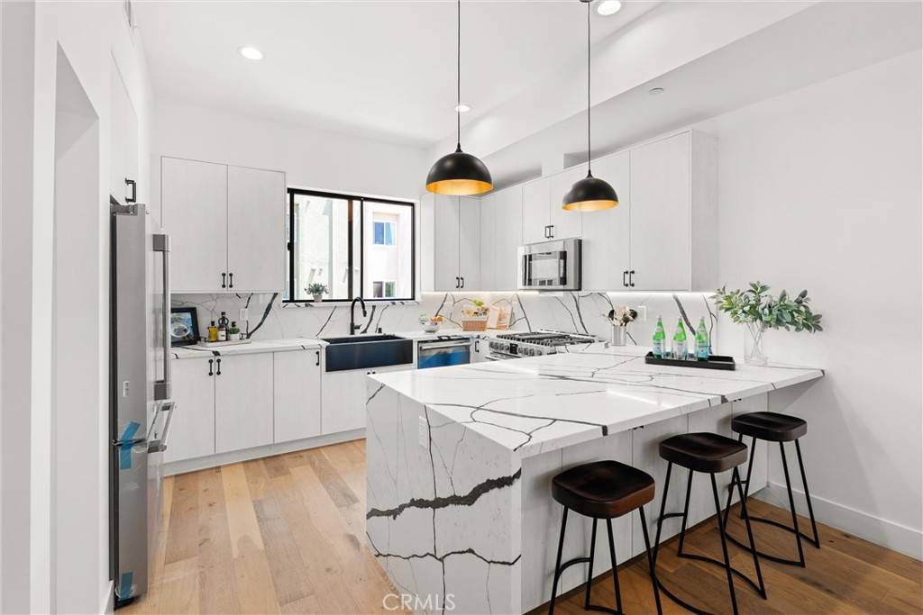 North Hollywood, CA 91606,6510 N Contour LN