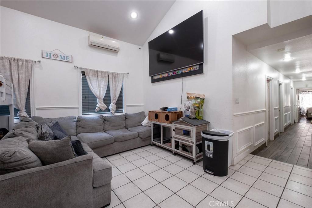 Los Angeles, CA 90059,2416 Santa Ana S