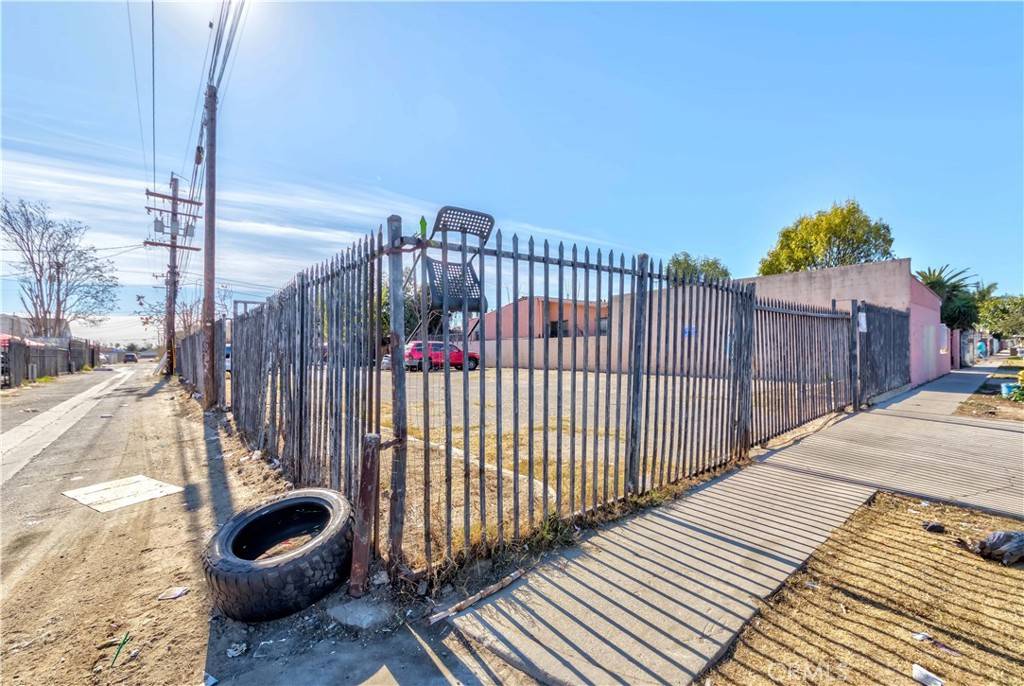 Compton, CA 90222,810 W 133rd ST