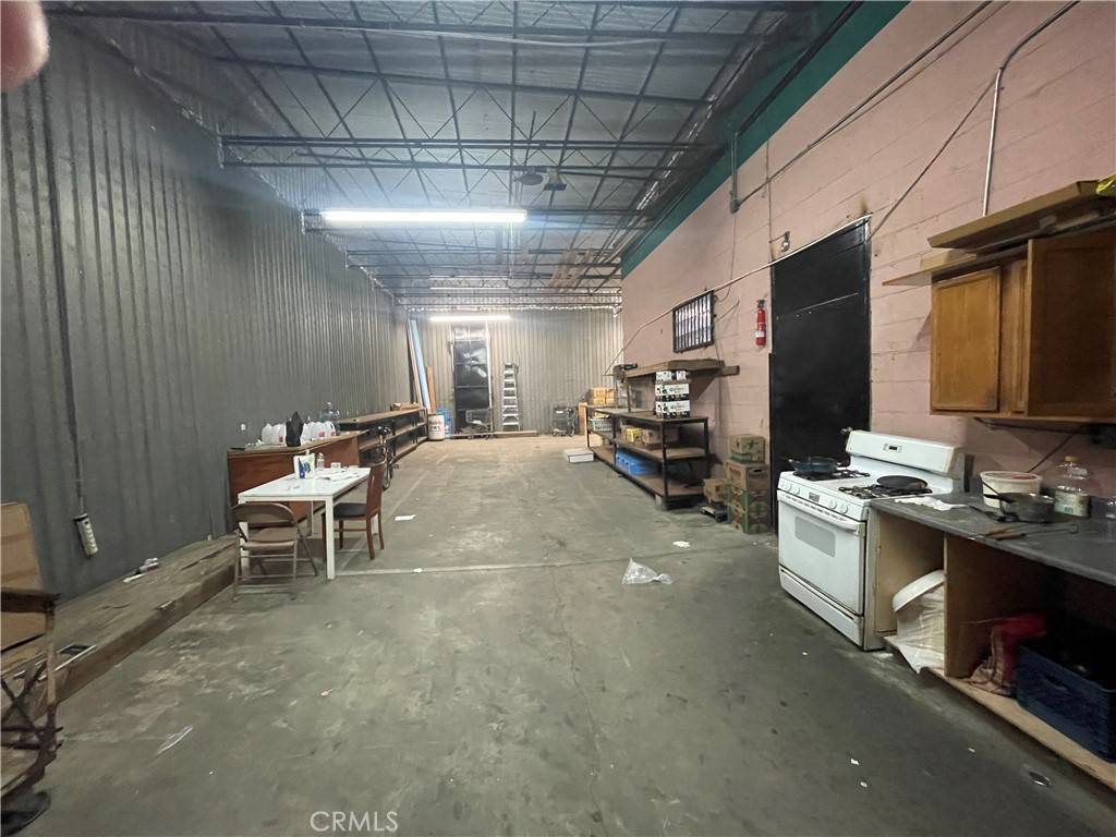 Los Angeles, CA 90003,8273 S San Pedro