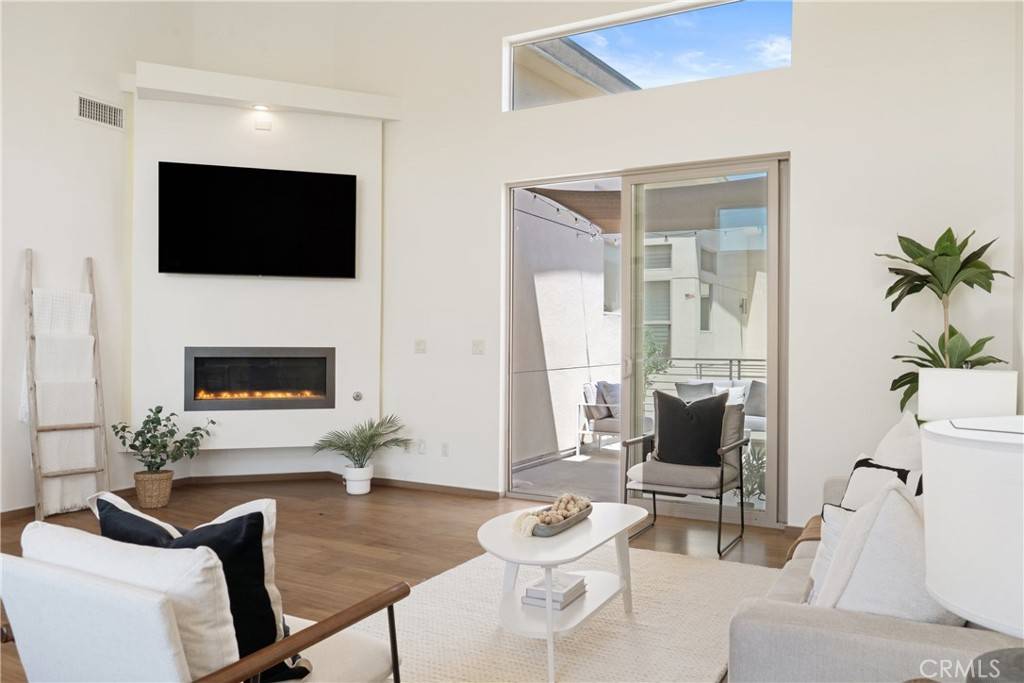Redondo Beach, CA 90278,2205 Rockefeller LN #B