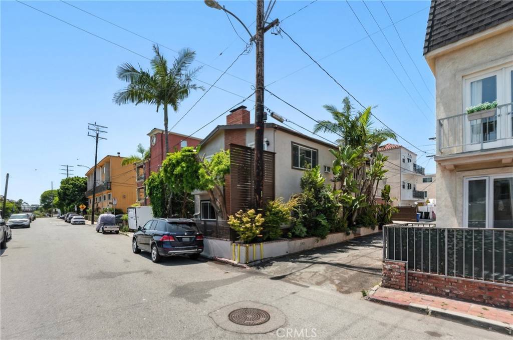 Los Angeles, CA 90292,3315 Strongs DR