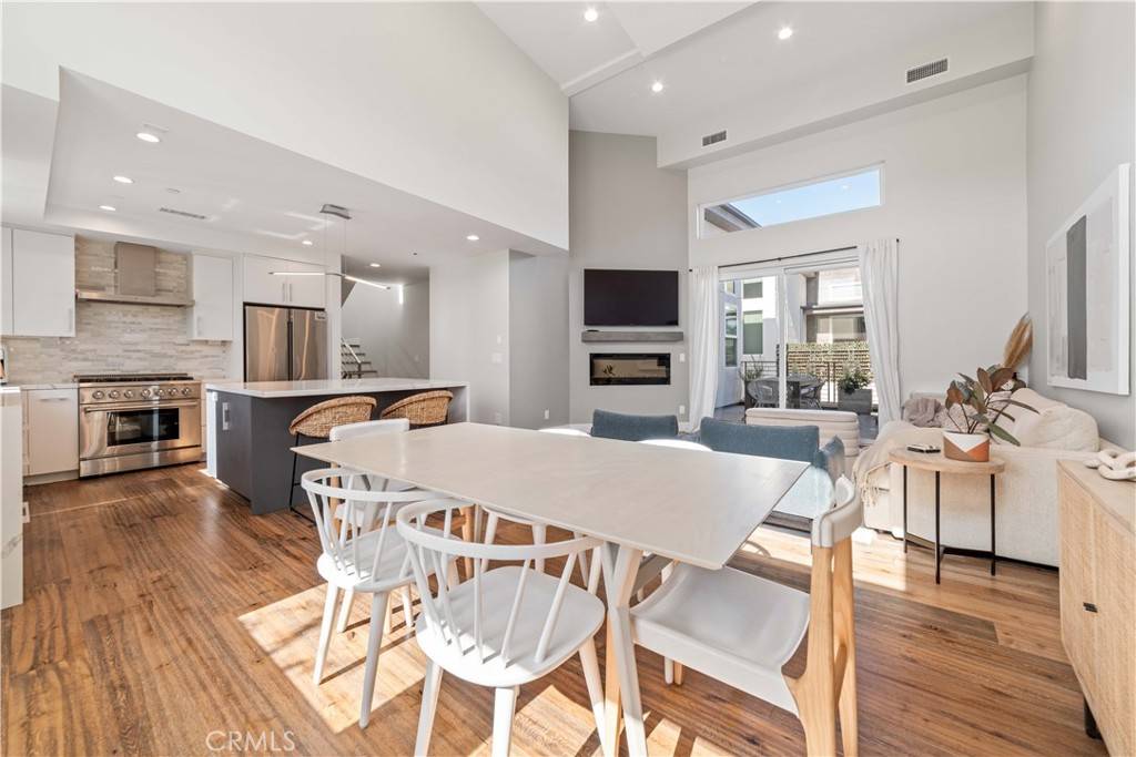 Redondo Beach, CA 90278,2713 Carnegie LN #B