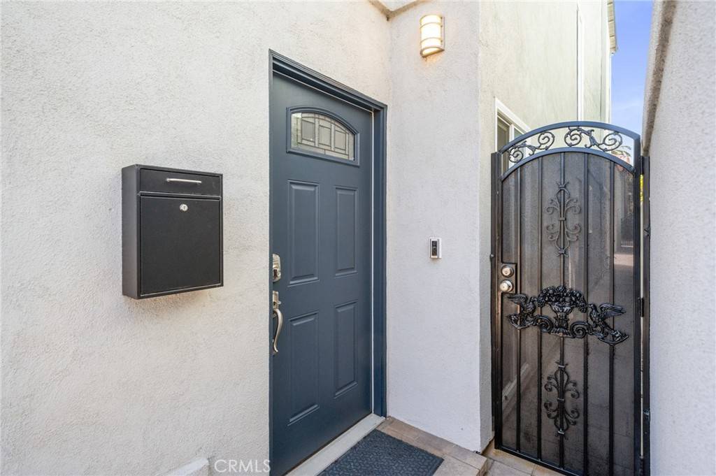 Huntington Beach, CA 92648,209 7th ST