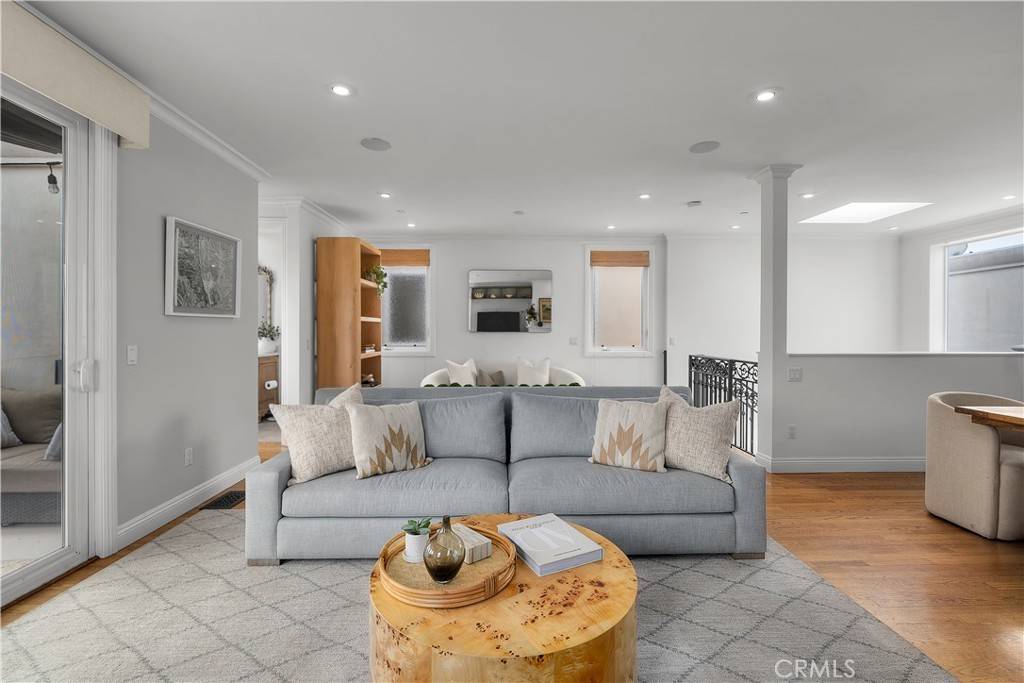 Manhattan Beach, CA 90266,807 Crest DR