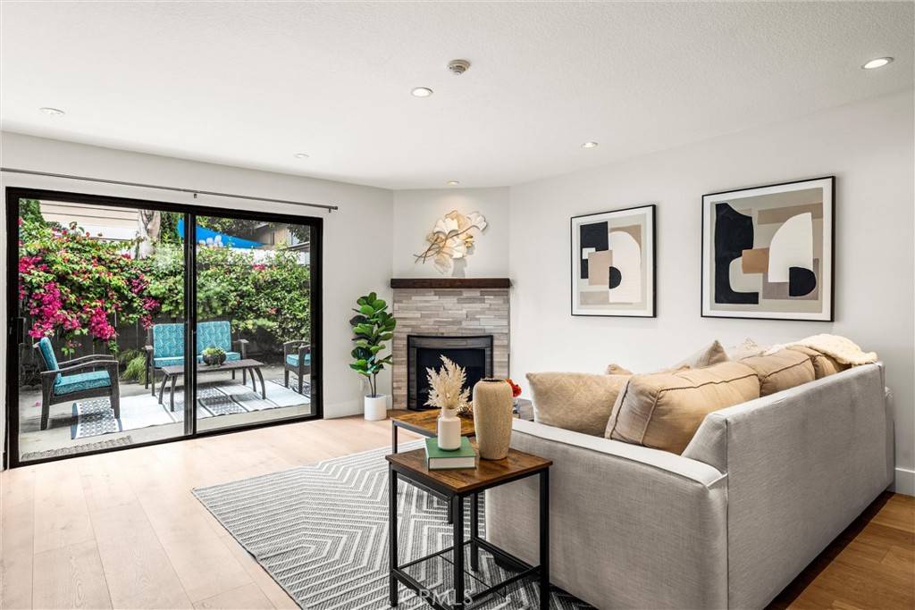 Redondo Beach, CA 90278,1832 Rockefeller LN #4