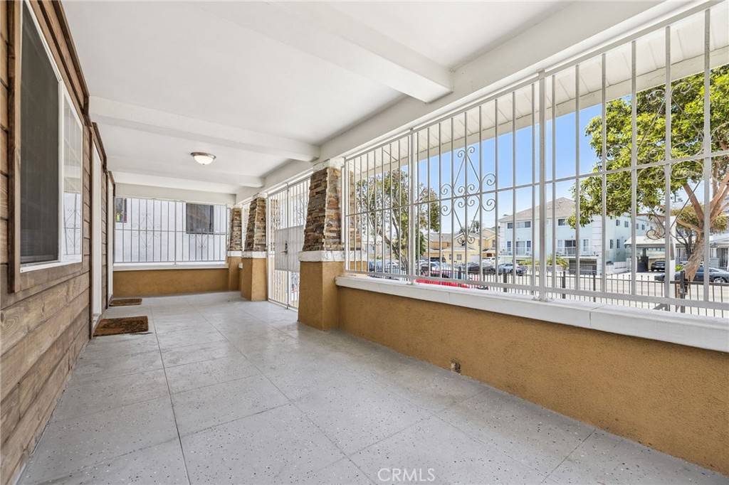 Los Angeles, CA 90016,2104 Crenshaw Boulevard