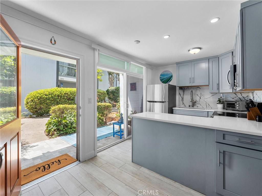 Redondo Beach, CA 90277,694 The Village