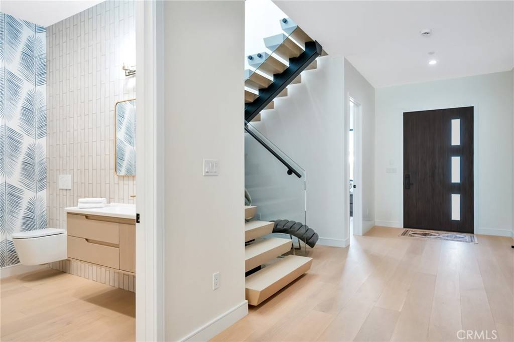 Manhattan Beach, CA 90266,461 NW Chabela Dr.