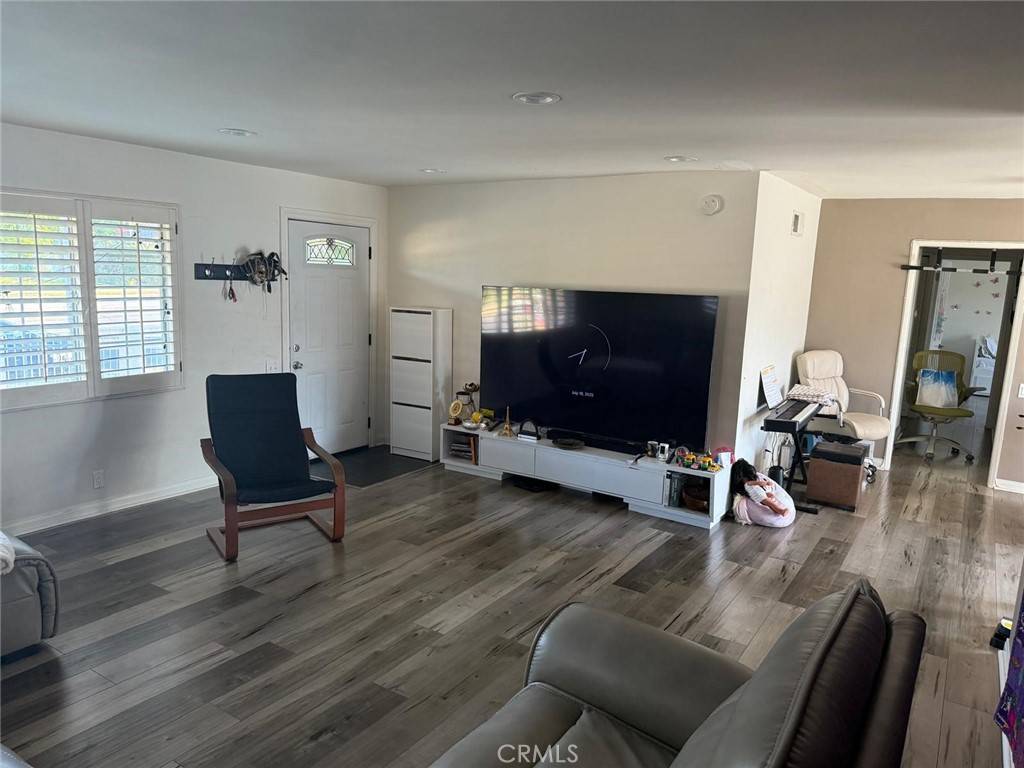 West Hills, CA 91307,23823 Victory BLVD