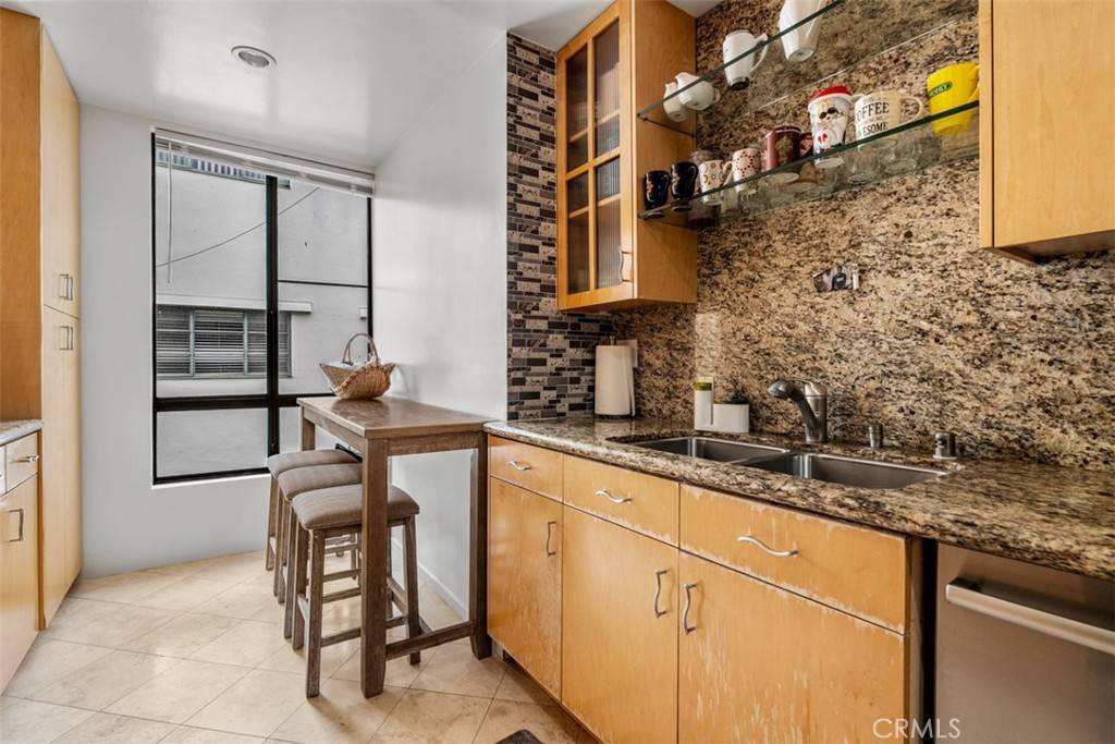Beverly Hills, CA 90210,450 N Oakhurst DR #304