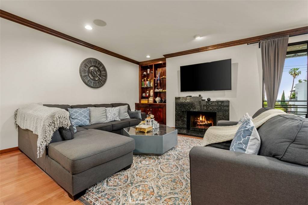 Beverly Hills, CA 90210,450 N Oakhurst DR #304