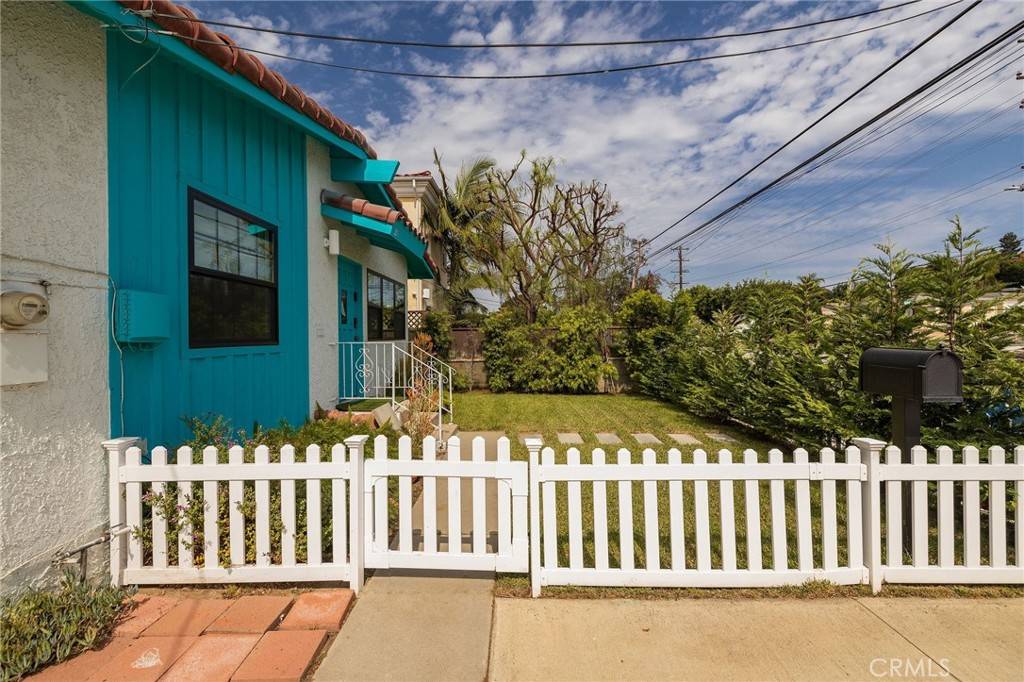 Manhattan Beach, CA 90266,207 S Aviation BLVD