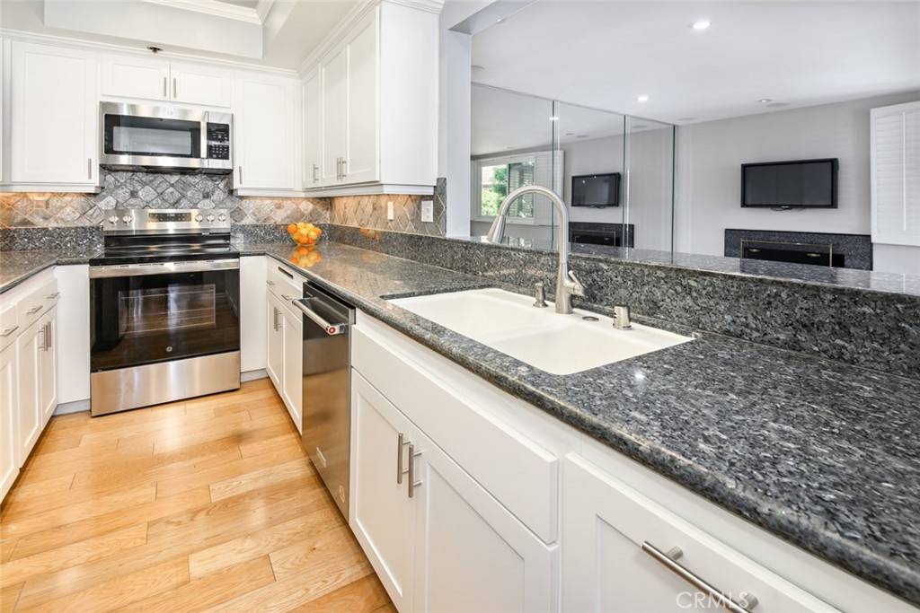 Redondo Beach, CA 90277,110 The Village #101