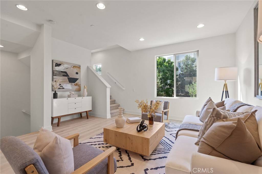 Hawthorne, CA 90250,13123 Park PL #104