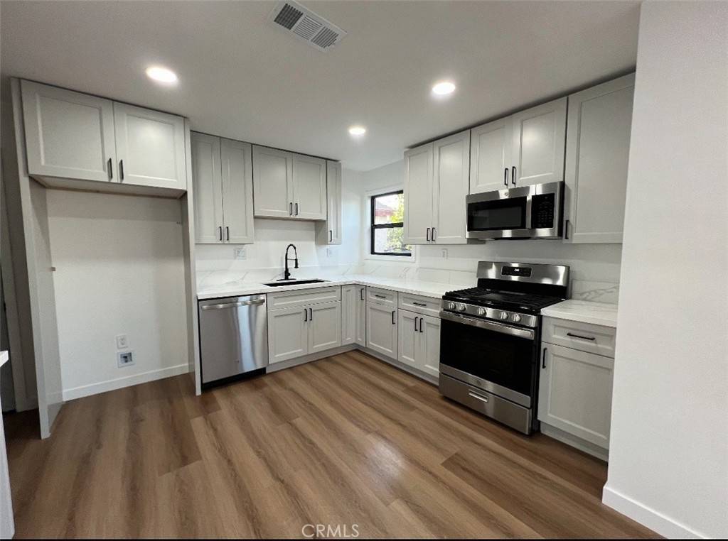 Hawthorne, CA 90250,3834 W 116th ST