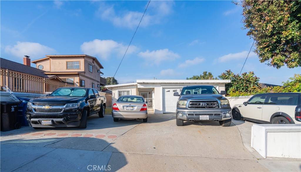 Hawthorne, CA 90250,4487 W 131st ST