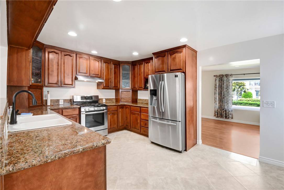 Inglewood, CA 90304,5526 W 117th ST