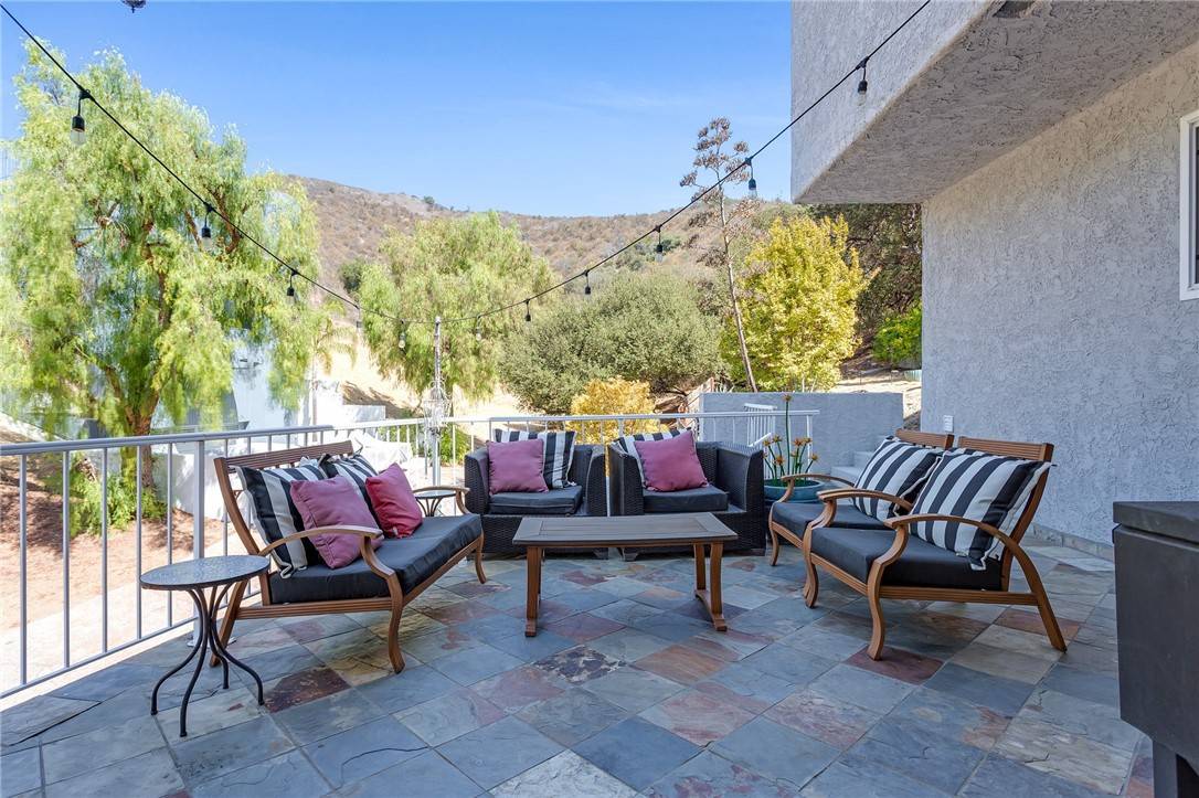 Woodland Hills, CA 91364,20906 Almazan