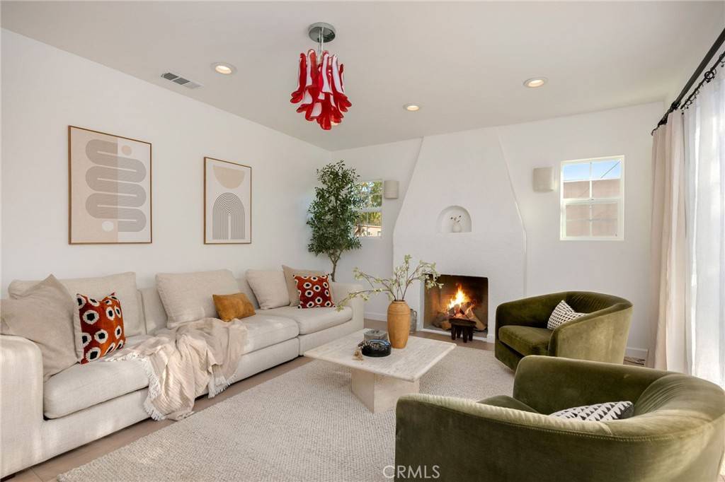 Los Angeles, CA 90046,800 N Formosa