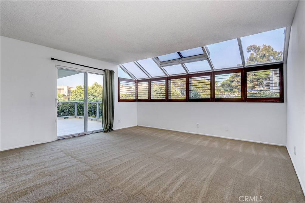 Redondo Beach, CA 90277,250 The Village #102