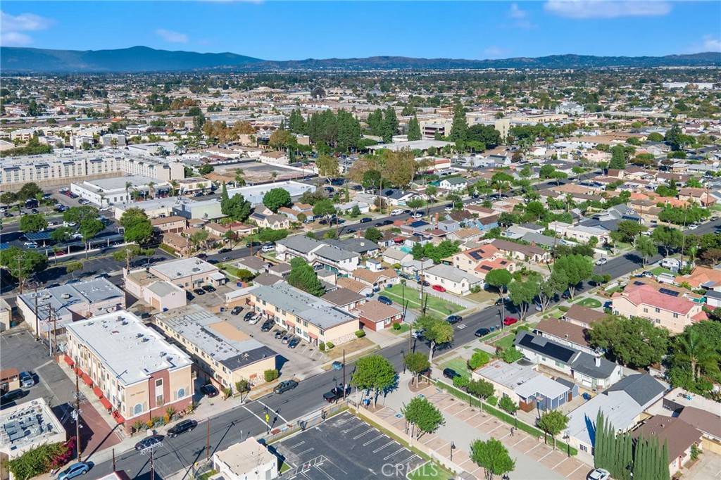 Bellflower, CA 90706,9833 Walnut