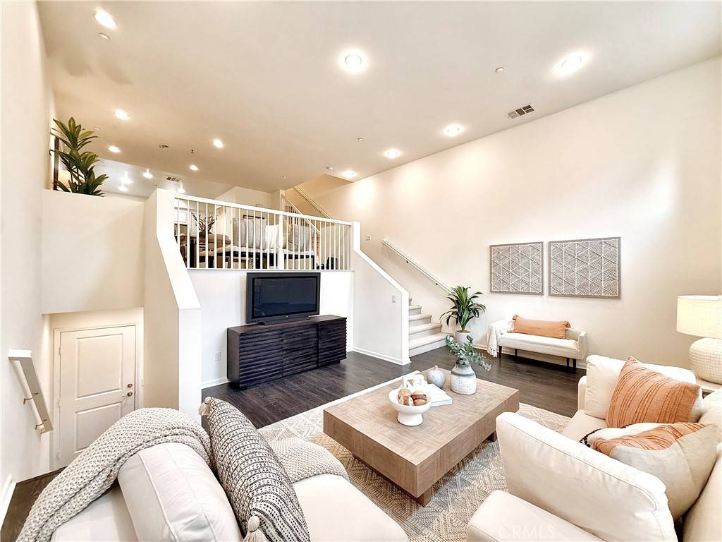 Hawthorne, CA 90250,5547 Strand #103