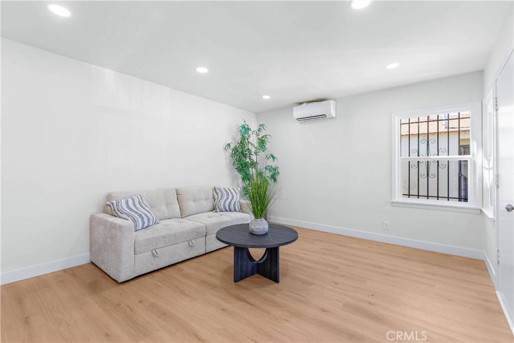 Compton, CA 90220,870 E 148th