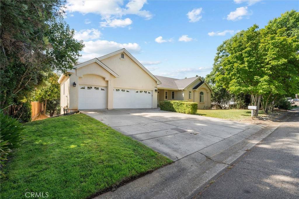 Redding, CA 96001,735 Royal Oaks DR