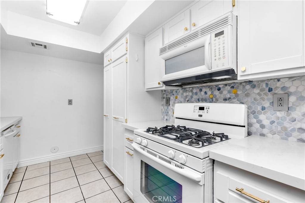 Chatsworth, CA 91311,21333 Lassen ST #1B