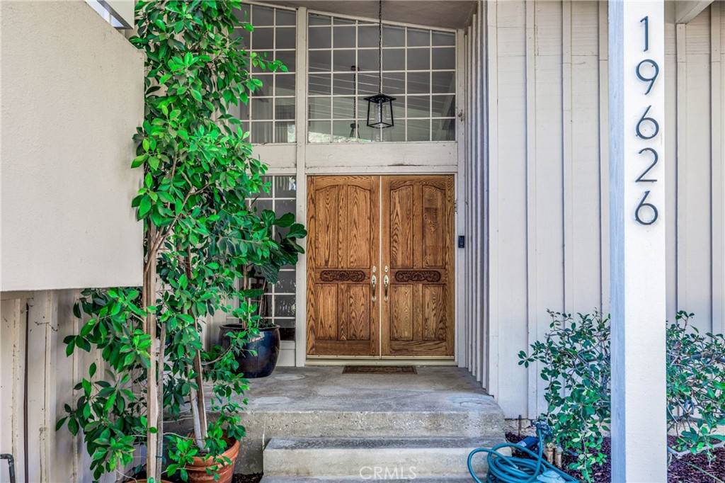 Tarzana, CA 91356,19626 Weeburn LN