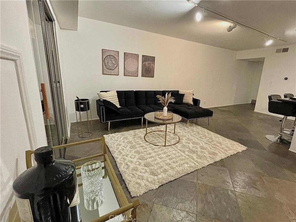 Los Angeles, CA 90068,2700 Cahuenga BLVD E #2112