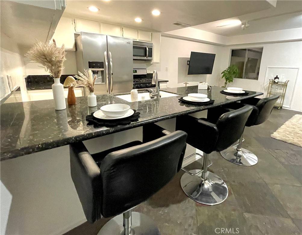 Los Angeles, CA 90068,2700 Cahuenga BLVD E #2112