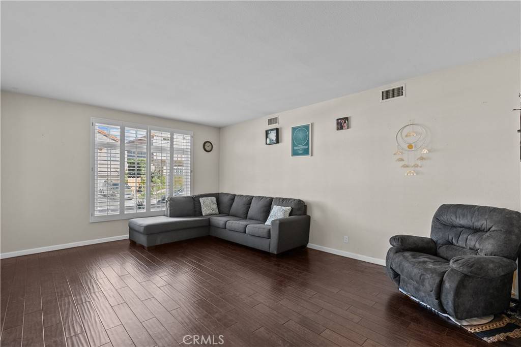 Newhall, CA 91321,23652 White Oak CT