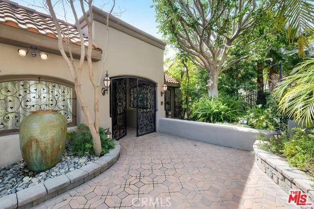 Los Angeles, CA 90068,7218 Mulholland DR