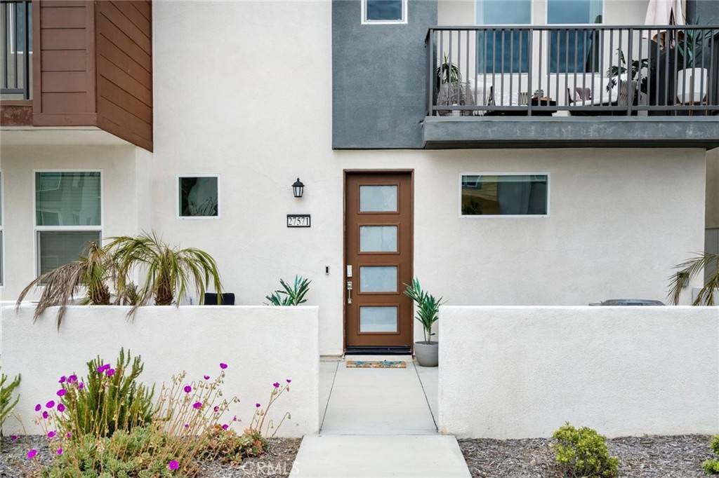 Valencia, CA 91381,27571 Blackbird CT