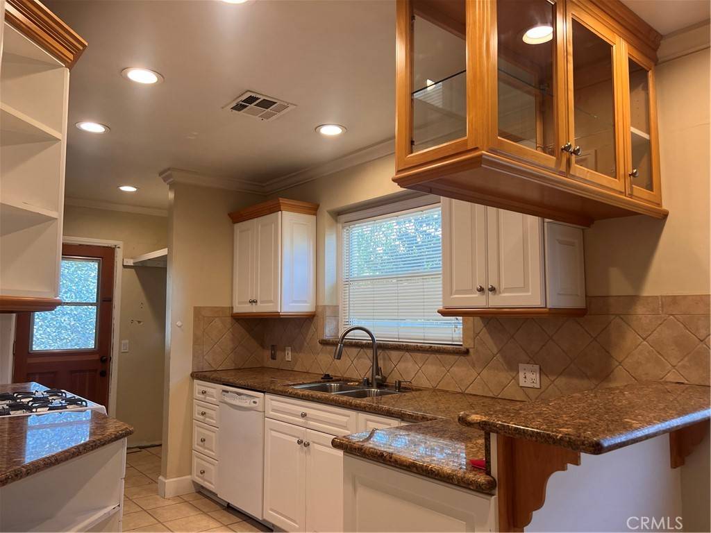 Tarzana, CA 91335,6111 Lindley AVE