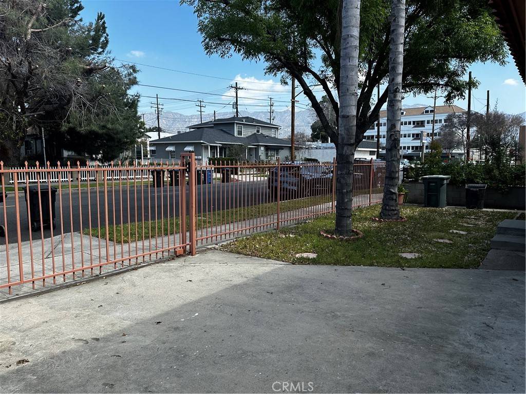 Burbank, CA 91506,924 W Clark AVE