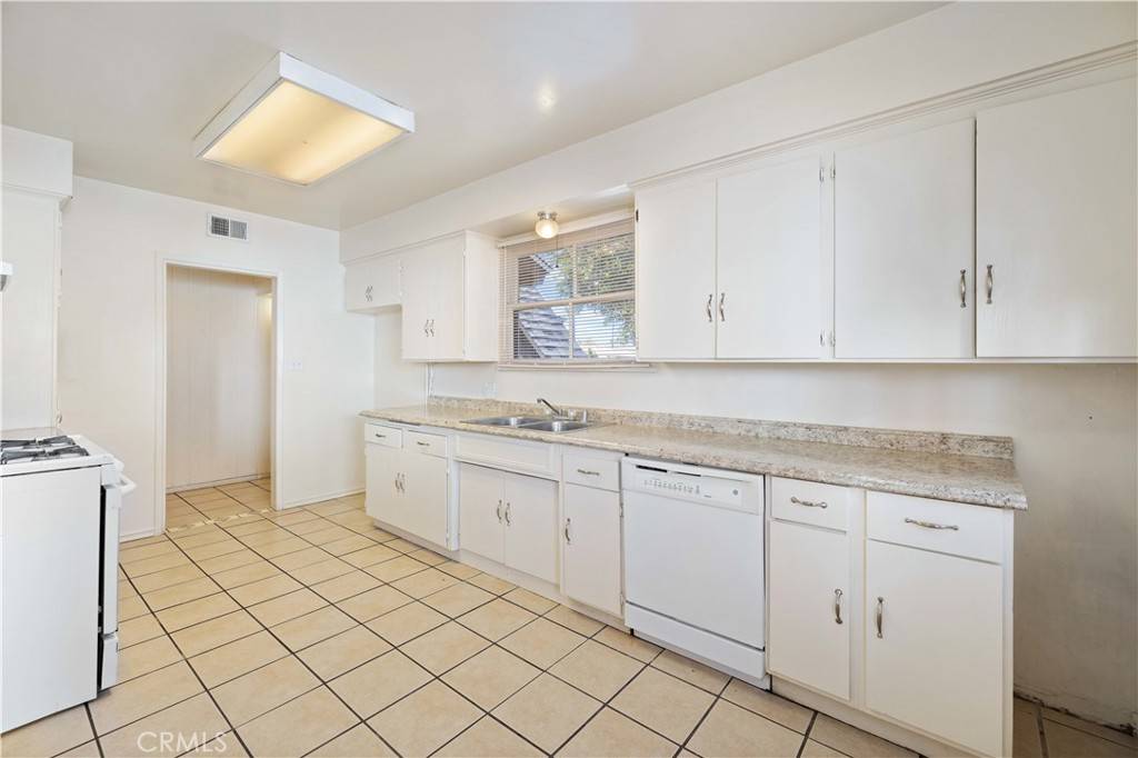 Lancaster, CA 93535,321 E Avenue J8