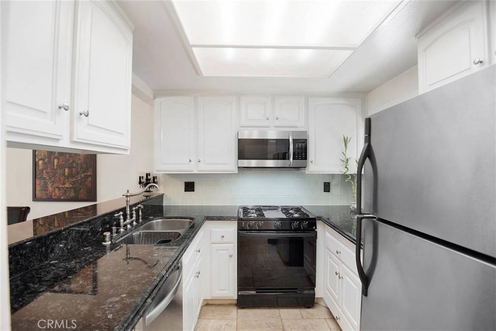 Woodland Hills, CA 91367,5760 Owensmouth AVE #34