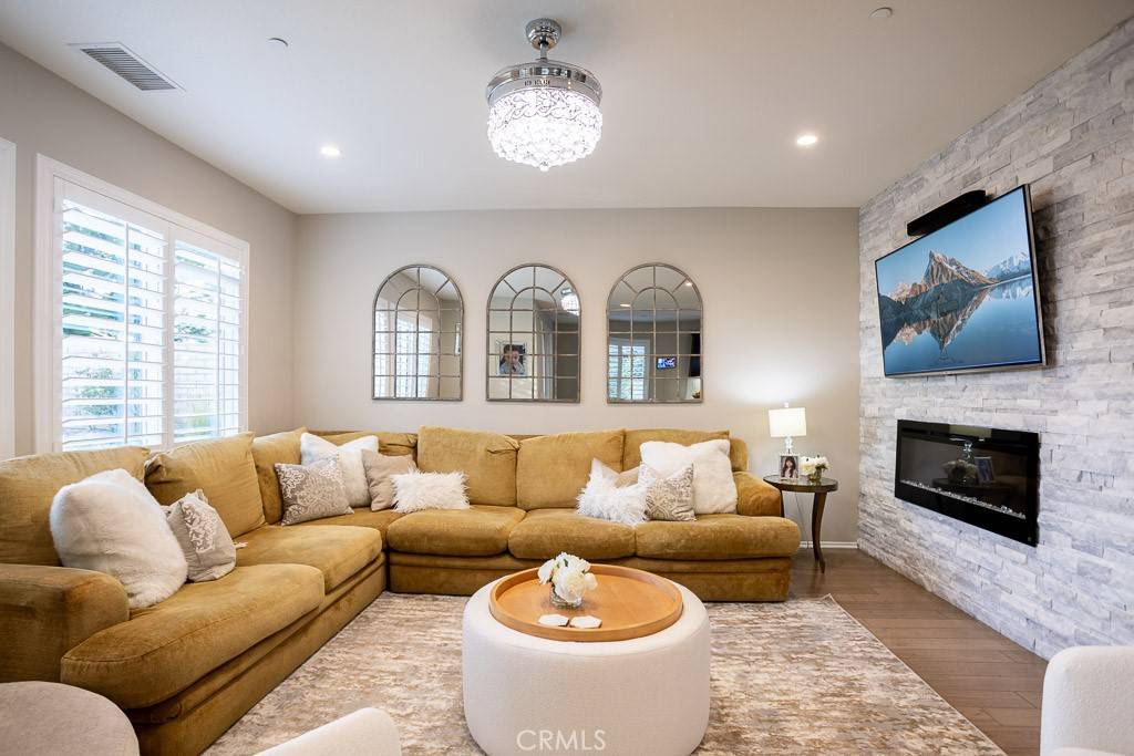 Saugus, CA 91350,19402 Castille LN