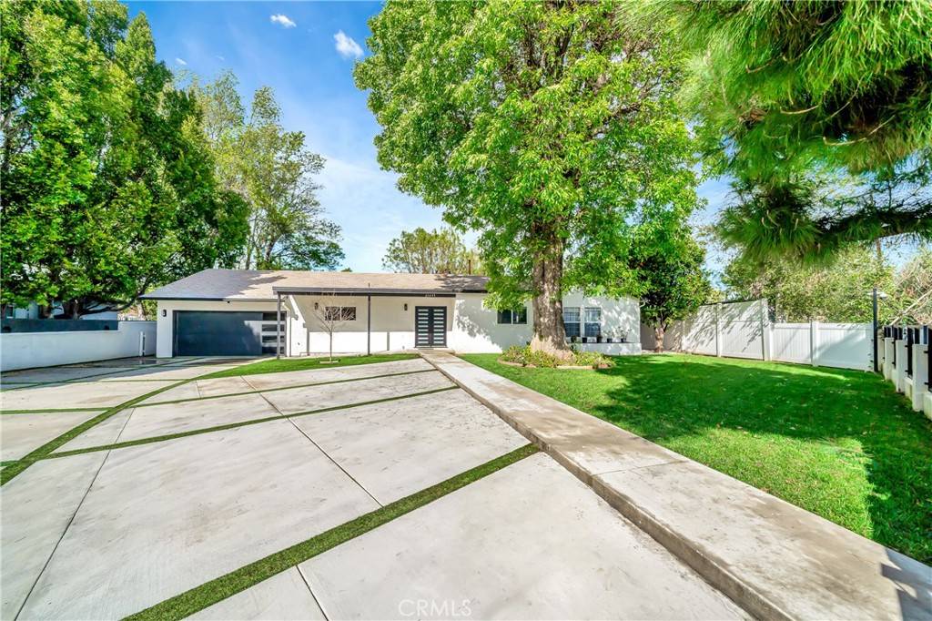 Woodland Hills, CA 91367,23245 Gonzales DR