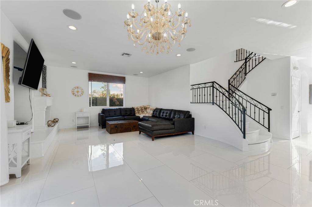 West Hills, CA 91307,6997 Sale AVE