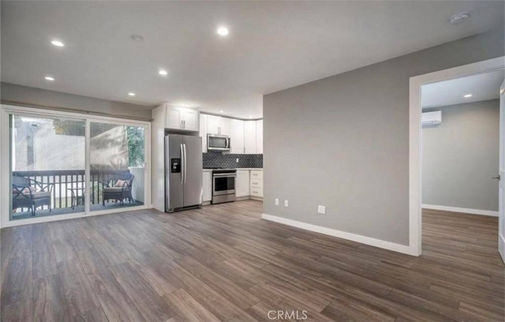 Valencia, CA 91355,23515 Lyons AVE #S15