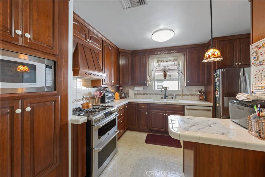 Tarzana, CA 91335,6252 Shirley AVE